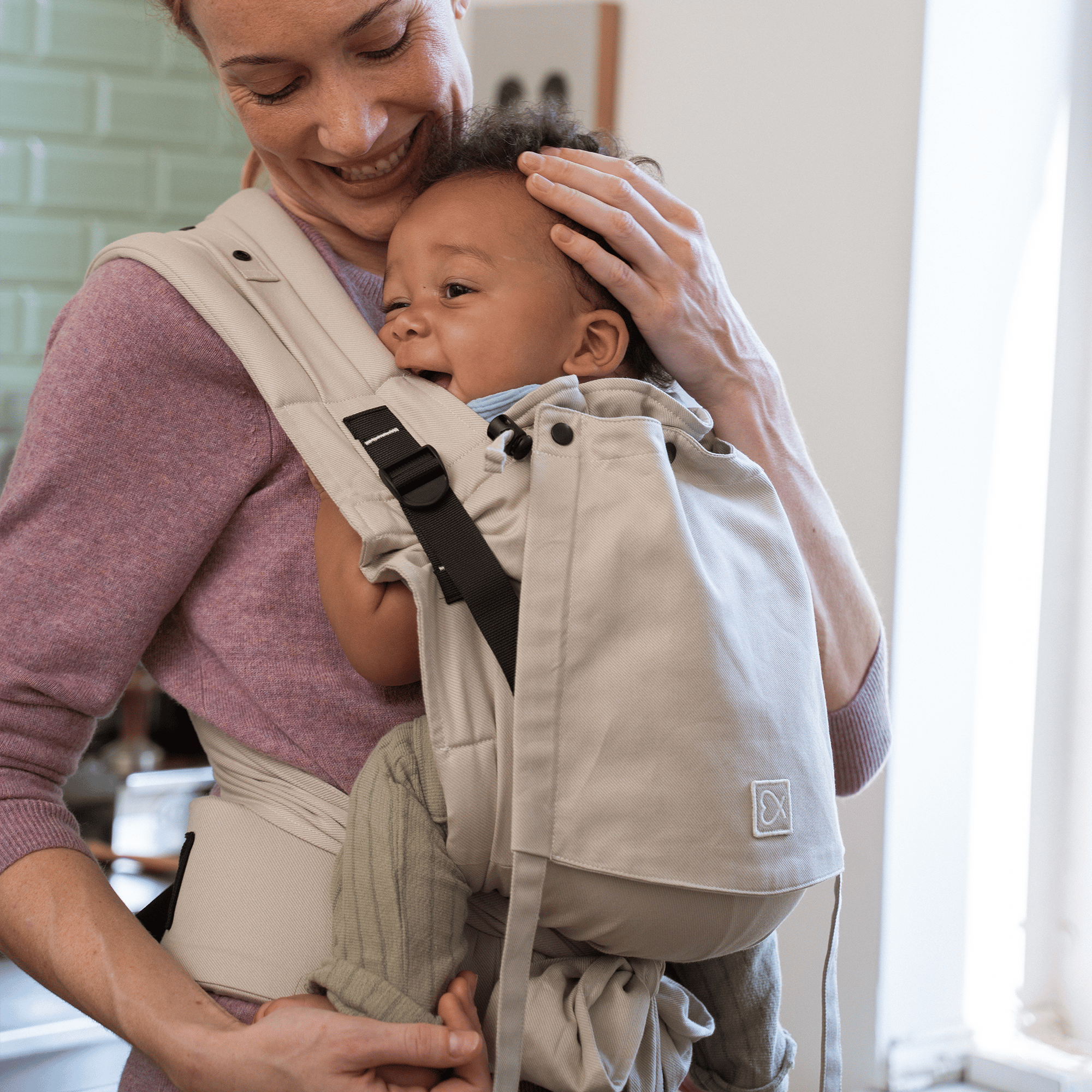 ELSA & EMIL Babytrage HUGIFY Halfbuckle Kängurubeige ELSA & EMIL Beige 2000587087706 2